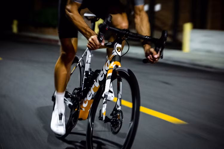 Giá xe đạp Cervelo R5 Automobili Lamborghini Edition đang được bán trực tiếp tại các cửa hàng của Cervelo với mức 18.000 USD (tương đương 415,1 triệu đồng). Tại Việt Nam từng có doanh nghiệp mang mẫu xe đạp của Ferrari về bán với mức giá 295 triệu đồng.