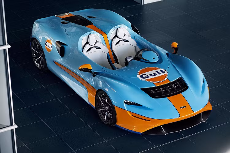 Vào tháng 7, McLaren đã tái hợp tác với Gulf Racing để cho ra mắt các phiên bản đặc biệt có ngoại thất màu xanh lam và cam. Điều này đã được áp dụng lên các mẫu xe như McLaren F1 GTR, Ford GT hay một số xe đua của Porsche... và mới đây là McLaren Elva Gulf Theme 2021.