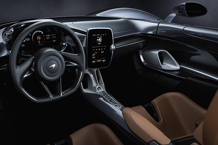 McLaren Elva có khối lượng nhẹ, không có mui xe và kính chắn gió, đồng thời sử dụng hệ thống quản lý khí động học chủ động (AAMS), tạo thành một mui xe ảo trên khu vực buồng lái. Phiên bản Elva Gulf có ngoại hình bắt mắt, một đường màu cam trang trí chạy dọc giữa thân xe tương phản với màu xanh lam chủ đạo.