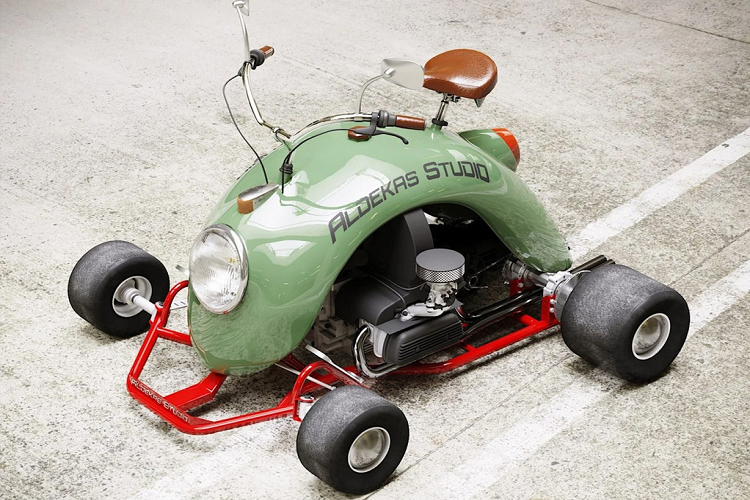 Song song đó, sắc sơn xanh olive và các chi tiết màu đỏ ở khung gầm hay vành cũng tương tự mẫu xe đàn anh.