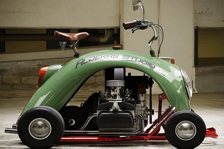 Bên cạnh kiểu dáng và tên gọi độc đáo, xe cũng mang cấu trúc khác lạ khi có yên xe và tay lái của những chiếc môtô nhưng lại chạy trên 4 bánh.