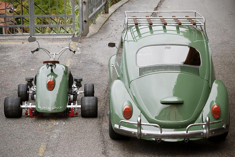 Lấy cảm hứng từ mẫu Volkswagen Beetle thế hệ đầu tiên (Type 1), đội ngũ Aldekas Studio đã tạo ra một chiếc xe máy Bugkart Wasowski tay ga mini 4 bánh từ tấm chắn bùn của Beetle.