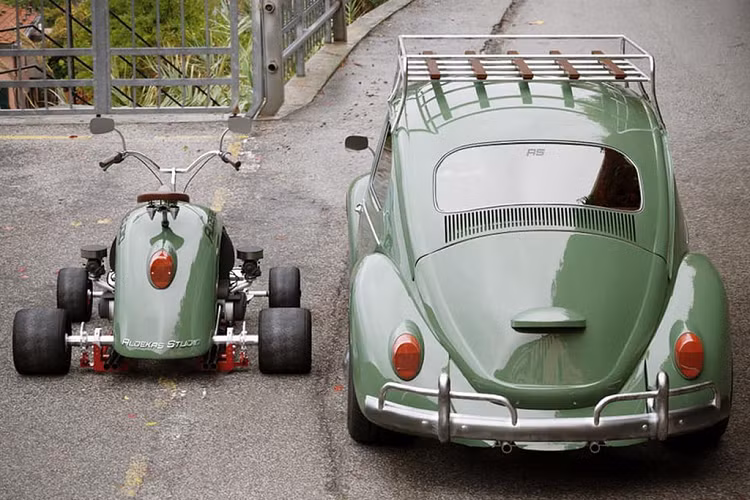 Lấy cảm hứng từ mẫu Volkswagen Beetle thế hệ đầu tiên (Type 1), đội ngũ Aldekas Studio đã tạo ra một chiếc xe máy Bugkart Wasowski tay ga mini 4 bánh từ tấm chắn bùn của Beetle.