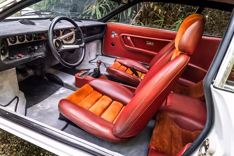 Lamborghini Urraco còn sử dụng 4 bộ chế hòa khí Weber do chính Marcello Gandini thiết kế. Lamborghini Urraco có chiều dài 4,23 m. Khoang lái sở hữu bảng điều khiển, cụm đồng hồ và vô-lăng khác lạ ở thời điểm đó.