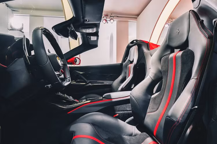 Ferrari 812 mới được cung cấp phần mui cứng có thể tháo rời, đóng và mở chỉ trong 14 giây với vận tốc 45km/h. Ngoài ra, còn có một màn hình phía sau hoạt động bằng điện, hoạt động như một bộ đệm gió và có thể hạ xuống ngay cả khi đóng mui, để người lái và hành khách có thể thưởng thức âm thanh từ tiếng động cơ V12 và hệ thống ống xả "khủng".