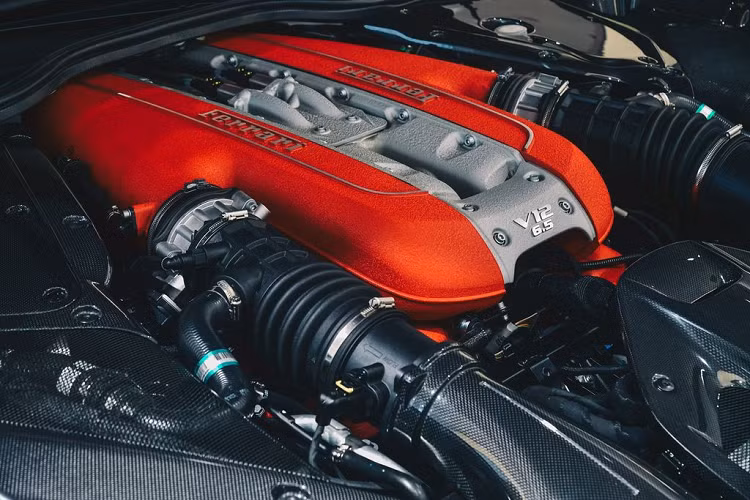 Sự kiện ra mắt siêu phẩm Ferrari 812 GTS tại Hong Kong vẫn thu hút một lượng lớn khách VIP đến showroom để chiêm ngưỡng chiếc siêu xe ngoài đời thực, bất chấp dịch Corona đang bùng phát mạnh mẽ. Ferrari 812 GTS mới sở hữu chung nền tảng với dòng Superfast, khối động cơ 6.5L V12 hút khí tự nhiên với công suất đầu ra 789 mã lực và mô-men xoắn cực đại 718 Nm.