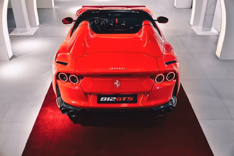 Ferrari cũng đã bổ sung hai nắp phụ hình chữ L nhỏ ở các góc trên của kính chắn gió, giúp kiểm tra nhiễu loạn khí động học, theo hãng siêu xe Ý, nó cho phép người ngồi trong xe không bị xáo trộn ngay cả khi xe chạy ở tốc độ cao.