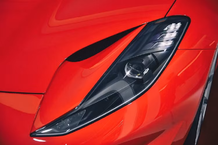 Đây là mẫu xe mui trần đầu tiên của gia đình ngựa chồm với động cơ V12 đặt trước được sản xuất đại trà trong suốt nửa thế kỷ qua, trước đó là chiếc 365 GTS4 1969, thường được biết đến với tên là Daytona Spider.