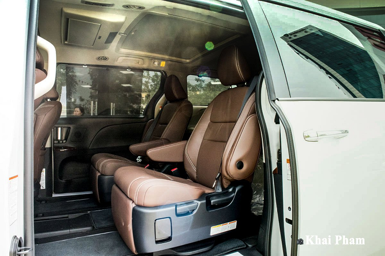 Trung tâm bbảng táp-lô xe là màn hình giải trí kích thước 10 inch kết hợp đầu DVD hỗ trợ kết nối USB/AUX/Bluetooth... cùng dàn âm thanh JBL Entune 3.0 Premium với 9 loa cao cấp. Ngoài ra, những tính năng khác trên chiếc minivan này như: Điều hoà tự động 3 vùng độc lập, rèm che nắng, cửa sổ trời, sưởi vô-lăng, kính cửa 1 chạm ở mọi vị trí... khoảng sáng gầm xe 168 mm. 