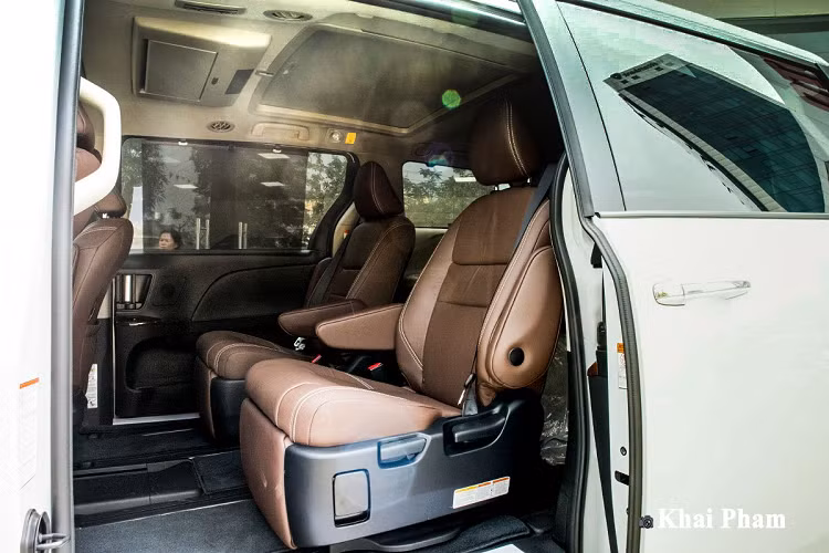 Trung tâm bbảng táp-lô xe là màn hình giải trí kích thước 10 inch kết hợp đầu DVD hỗ trợ kết nối USB/AUX/Bluetooth... cùng dàn âm thanh JBL Entune 3.0 Premium với 9 loa cao cấp. Ngoài ra, những tính năng khác trên chiếc minivan này như: Điều hoà tự động 3 vùng độc lập, rèm che nắng, cửa sổ trời, sưởi vô-lăng, kính cửa 1 chạm ở mọi vị trí... khoảng sáng gầm xe 168 mm. 