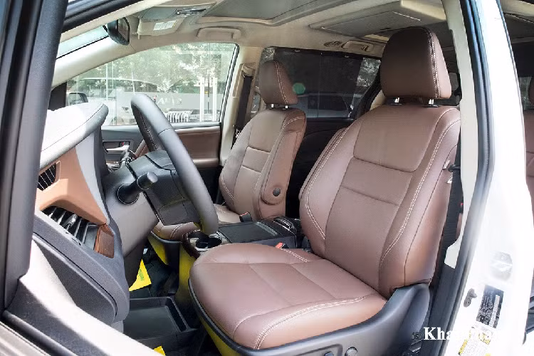 Vô lăng xe Toyota Sienna bản cao cấp nhất sử dụng chất liệu da điểm xuyết chi tiết bạc kết hợp đầy đủ phím bấm chức năng như: Ra lệnh giọng nói, đàm thoại rảnh tay, ga tự động, điều chỉnh âm lượng... Phía sau là đồng hồ dạng analog truyền thống với màn hình TFT 4,2 inch thiết kế đơn giản. Điểm ấn tượng nhất trên xe chính là ở không gian ghế ngồi, kiểu sắp xếp ghế 2-2-3 rất đặc trưng của dòng MPV nhưng khá sang trọng. 