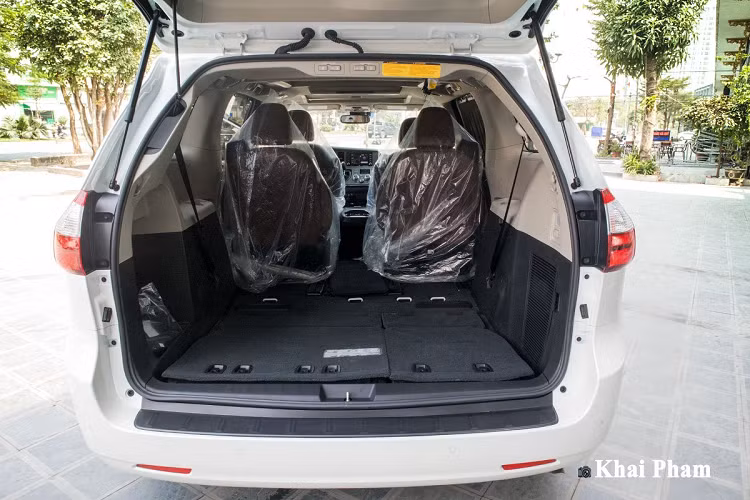 Dưới nắp ca-pô, Toyota Sienna 2020 sử dụng khối động cơ V6 - 3.5L, 24 van biến thiên kép, Dual VVT-i cho công suất cực đại 296 mã lực tại 6.600 v/p và 356 Nm mô-men xoắn tại 4.700 v/p. Hiện tại, giá xe Toyota Sienna 2020 nhập Mỹ đang được ddại lý tư nhân ở Hà Nội chào bán với mức hơn 4 tỷ đồng, đắt gấp 3 lần Kia Sedona ở Việt Nam.