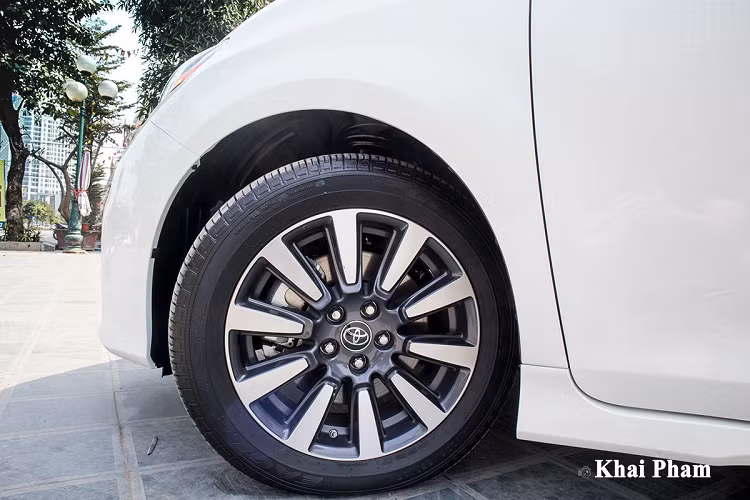 Thay thế Previa trước đây nhưng Toyota Sienna 2020 vẫn còn nhiều nét khá giống với "đàn anh". Đầu tiên là ở đầu xe, mặt ca-lăng xe khá quen thuộc với phần logo được nối liền bởi thanh crom vắt ngang, ngay bên dưới là hệ thống camera phía trước. Ngoài ra, nó cũng mang thiết kế chung với một số mẫu xe của hãng gần đây như Camry hay Vios bởi phần lưới tản nhiệt mở rộng xuống phía dưới sử dụng hình thang ngược.