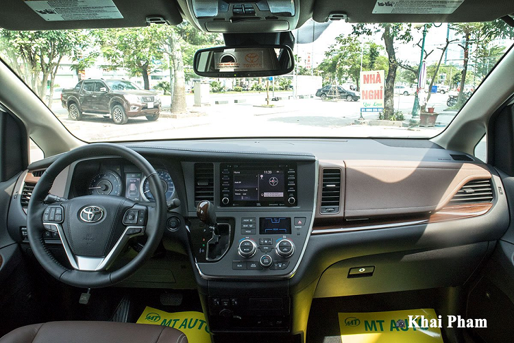 Toyota Sienna bản Limited nhập Mỹ có trang bị cửa thông minh, tay nắm bên ngoài bọc crom, cùng với đó xe có giá nóc bên trên phù hợp với việc chở đồ. Nhằm nâng cao trải nghiệm tiện nghi và sự cao cấp cho khách hàng, bên trong khoang cabin Toyota Sienna sử dụng chủ yếu nhựa mềm giả da, da và cả nhiều chi tiết ốp gỗ.