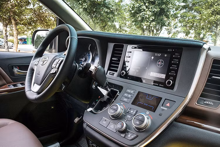 Các công nghệ an toàn trên Toyota Sienna Limited 2020 bao gồm: Hệ thống cảnh báo va chạm phía trước, Hệ thống điều khiển hành trình chủ động, Cảnh báo lệch làn đường và hỗ trợ giữ làn đường, Cảm biến đỗ xe trước - sau, Camera 360 độ, Hệ thống phanh ABS/EBD/BA, Hệ thống cân bằng điện tử, Hỗ trợ khởi hành ngang dốc &amp; hỗ trợ đổ đèo, Kiểm soát ổn định, kiểm soát lực kéo, Cảnh báo điểm mù... và 7 túi khí.