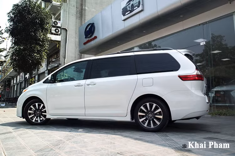 Cụm đèn chiếu sáng trên chiếc MPV cỡ lớn của Toyota sử dụng bóng LED Projector cho đèn cos, dải LED định vị ban ngày và đèn pha dạng Halogen kết hợp cùng đèn xi-nhan, đèn sương mù cũng tương tự. Xe được trang bị mâm đa chấu kích thước 18 inch kết hợp cùng bộ lốp 235/55TR18. Gương chiếu hậu kết hợp xi-nhan LED có camera lề, tính năng chỉnh/gập điện, chống chói, sấy gương, cảnh báo điểm mù... xuất hiện full trên xe.