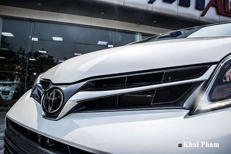 Về ngoại hình, Toyota Sienna 2020 mới thuộc thế hệ thứ 3 sử dụng nền tảng khung gầm Platform và đây là chiếc xe kế nhiệm Toyota Previa trước đây. Ở phiên bản hiện hành, xe được nâng cấp từ năm 2017 nhưng những số đo kích thước vẫn không thay đổi về chiều Dài x Rộng x Cao tương ứng là 5.085 x 1.984 x 1.811 (mm), chiều dài trục cơ sở đạt 3.030 mm, khoảng sáng gầm xe 168 mm.