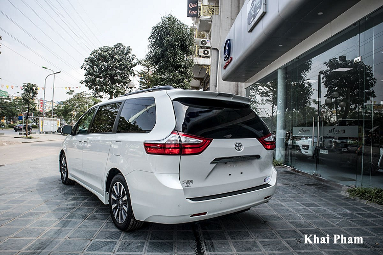 Toyota Sienna lần đầu được giới thiệu đến khách hàng trên toàn cầu vào năm 1997, đến nay mẫu xe minivan này đã trải qua 3 thế hệ và đều để lại những thành công vang dội, đặc biệt tại thị trường Mỹ. Do không được phân phối chính hãng nên khách hàng có nhu cầu sở hữu Toyota Sienna đều tìm đến các đại lý tư nhân và những chiếc xe về Việt Nam đều được nhập khẩu nguyên chiếc.