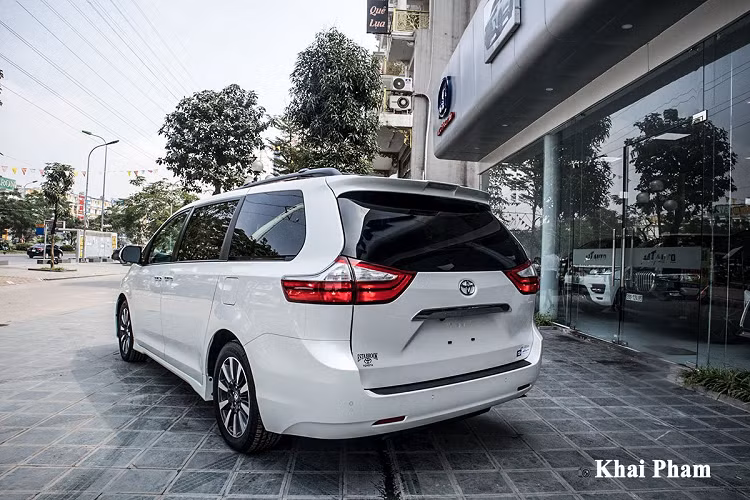 Toyota Sienna lần đầu được giới thiệu đến khách hàng trên toàn cầu vào năm 1997, đến nay mẫu xe minivan này đã trải qua 3 thế hệ và đều để lại những thành công vang dội, đặc biệt tại thị trường Mỹ. Do không được phân phối chính hãng nên khách hàng có nhu cầu sở hữu Toyota Sienna đều tìm đến các đại lý tư nhân và những chiếc xe về Việt Nam đều được nhập khẩu nguyên chiếc.