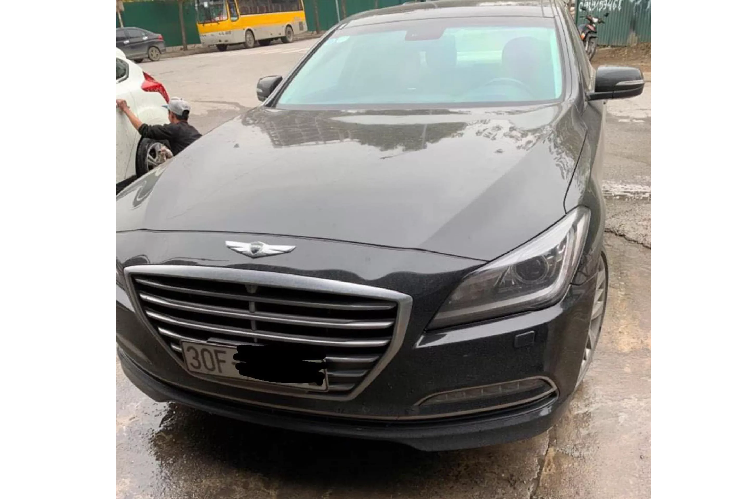 Chỉ sau 3 năm sử dụng, giá xe Hyundai Genesis G80 phiên bản V6 3.3L được chào bán lại chỉ 1,015 tỷ đồng, tức giảm hơn một nửa giá trị lúc mua mới khoảng 2,45 tỷ đồng chưa bao gồm chi phí lăn bánh. Làm so sánh, chiếc sedan hạng sang cỡ trung đến từ Hàn Quốc có giá tương đương với một chiếc sedan hạng D cỡ trung như Toyota Camry bản 2.0G đang phân phối với giá 1,029 tỷ đồng.