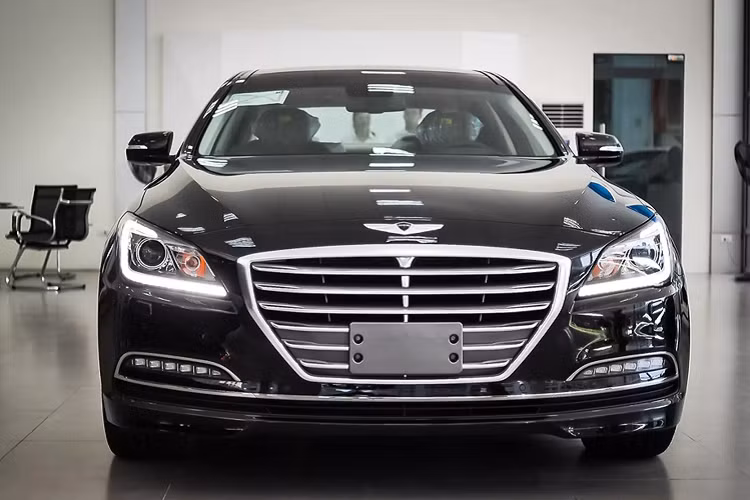 Ngay chính giữa bảng điều khiển trung tâm là màn hình cảm ứng 8 inch tích hợp hệ thống giải trí, định vị dẫn đường và camera lùi. Cụm điều khiển trung tâm bố trí nhiều nút bấm chức năng, xe được trang bị thêm đầu DVD “Lexicon” cao cấp, 7 loa giải trí, trang bị điều hòa tự động 2 vùng độc lập.