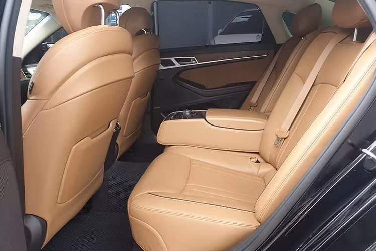Genesis G80 3.3 có thể tăng tốc từ 0 - 100 km/h trong 7,2 giây. Ngoài ra, Hyundai Genesis G80 còn có phiên bản máy V6 3.3L tăng áp kép (twin-turbo) mang công suất 365 mã lực và mô-men xoắn cực đại 510Nm mạnh mẽ hơn. Nội thất Hyundai Genesis G80 sedan mang thiết kế khá sang trọng, khi hầu hết các chi tiết nội thất đều bọc da, nhựa mềm, trang trí gỗ ốp cao cấp trên bảng điều khiển trung tâm, kết hợp cùng kim loại và nhựa hoàn thiện đầy bắt mắt.