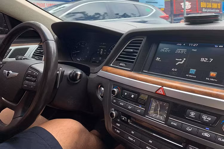 Chiếc Hyundai Genesis G80 2017 đang được một người dùng ở Thủ đô chào bán giá 1,015 tỷ đồng (ODO 70.000km). Hyundai Genesis G80 phiên bản này sử dụng động cơ V6 dung tích 3.3 lít Lambda, động cơ này cho công suất tối đa 278 mã lực tại 6.000 vòng/phút và mô-men xoắn cực đại 347Nm tại 5.000 vòng/phút. Sức mạnh được truyền xuống cầu sau (RWD) hộp số tự động 8 cấp (8AT).