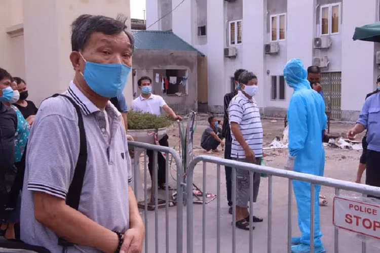 Niem vui truoc cong Benh vien E khi BN994 duoc rut khoi danh sach mac COVID-19-Hinh-6