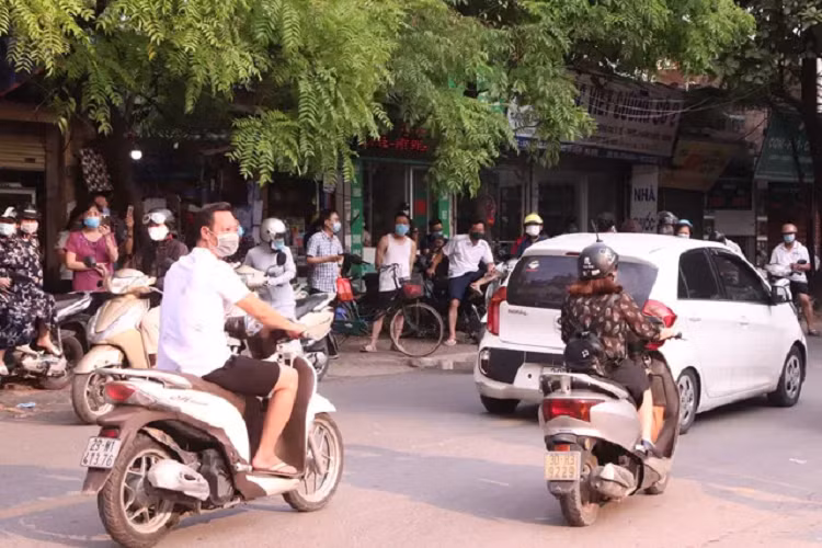 Niem vui truoc cong Benh vien E khi BN994 duoc rut khoi danh sach mac COVID-19