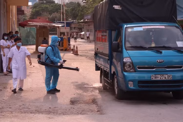 Niem vui truoc cong Benh vien E khi BN994 duoc rut khoi danh sach mac COVID-19-Hinh-4