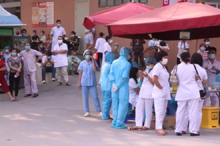 Niem vui truoc cong Benh vien E khi BN994 duoc rut khoi danh sach mac COVID-19-Hinh-2