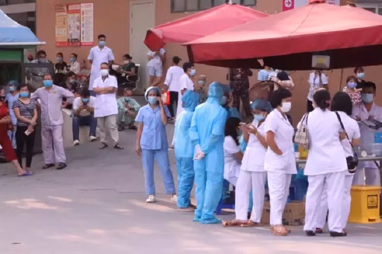 Niem vui truoc cong Benh vien E khi BN994 duoc rut khoi danh sach mac COVID-19-Hinh-2