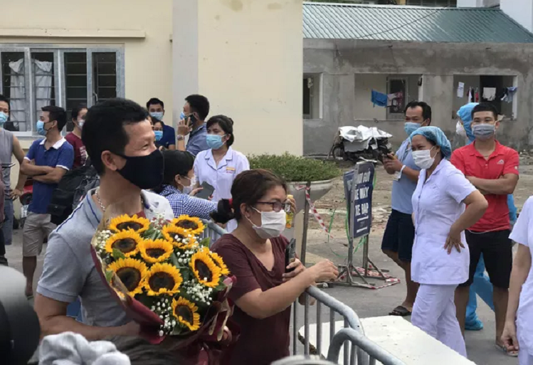 Niem vui truoc cong Benh vien E khi BN994 duoc rut khoi danh sach mac COVID-19-Hinh-3