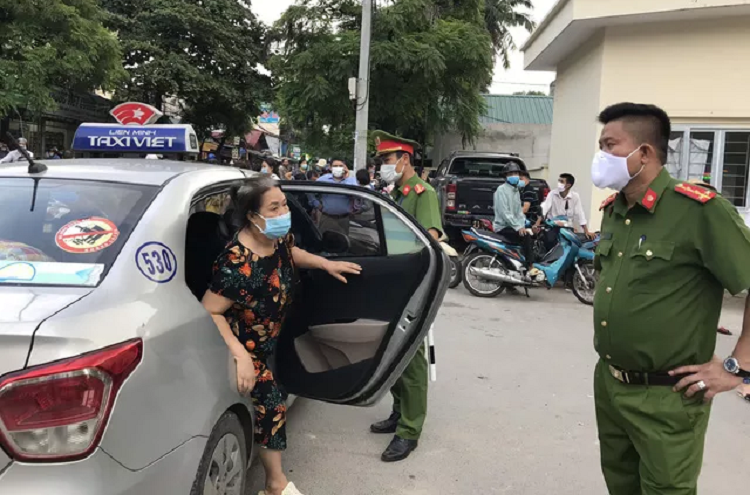 Niem vui truoc cong Benh vien E khi BN994 duoc rut khoi danh sach mac COVID-19-Hinh-5