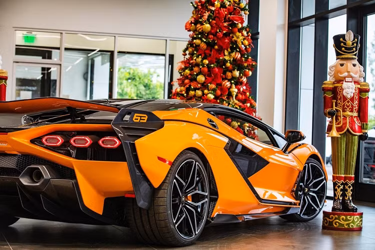 Được sản xuất với số lượng giới hạn, Lamborghini Sian ra đời dựa trên cơ sở gầm bệ của đàn anh Aventador. Nguồn cung cấp sức mạnh của "chú bò tót" này vẫn là khối động cơ xăng V12, hút khí tự nhiên, dung tích 6,5 lít quen thuộc lấy từ Lamborghini Aventador. Tuy nhiên, động cơ này lại được bổ sung van nạp mới, làm bằng titan, và tạo ra công suất tối đa 774 mã lực.