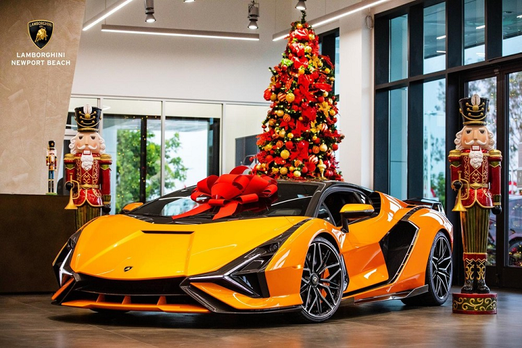 Chiếc siêu xe Lamborghini Sian màu độc được nhập khẩu đầu tiên vào Mỹ có màu sơn cam nổi bật cùng với đó là hàng tá chi tiết bằng carbon. Xe có giá bán lên đến 3,3 triệu USD (tương đương 76 tỷ đồng) nhưng chỉ trưng bày cho vui trong dịp lễ giáng sinh vì đã có chủ nhân đặt mua từ trước đó.