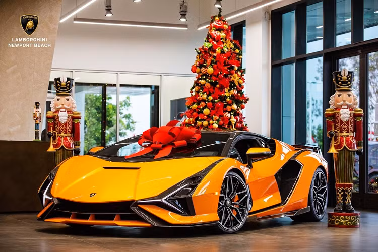 Chiếc siêu xe Lamborghini Sian màu độc được nhập khẩu đầu tiên vào Mỹ có màu sơn cam nổi bật cùng với đó là hàng tá chi tiết bằng carbon. Xe có giá bán lên đến 3,3 triệu USD (tương đương 76 tỷ đồng) nhưng chỉ trưng bày cho vui trong dịp lễ giáng sinh vì đã có chủ nhân đặt mua từ trước đó.