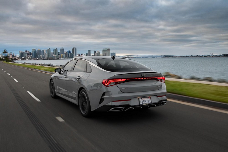 Cuối cùng là những trang bị an toàn như hỗ trợ tránh va chạm phía trước và hỗ trợ bám làn đường tiêu chuẩn. Trong khi đó, hệ thống hỗ trợ tránh va chạm với phương tiện cắt ngang khi lùi, kiểm soát hành trình thông minh dựa trên định vị và hỗ trợ lái trên cao tốc là trang bị tùy chọn của Kia K5 2021.