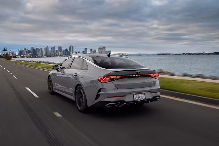 Cuối cùng là những trang bị an toàn như hỗ trợ tránh va chạm phía trước và hỗ trợ bám làn đường tiêu chuẩn. Trong khi đó, hệ thống hỗ trợ tránh va chạm với phương tiện cắt ngang khi lùi, kiểm soát hành trình thông minh dựa trên định vị và hỗ trợ lái trên cao tốc là trang bị tùy chọn của Kia K5 2021.