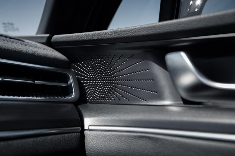 Ở thế hệ mới, Kia K5 còn được tăng đáng kể về kích thước vì dùng cơ sở gầm bệ N3 mới chung với Hyundai Sonata 2020. Theo đó, xe sở hữu chiều dài 4.905 mm, rộng 1.860 mm, cao 1.445 mm và chiều dài cơ sở 2.850 mm. So với thế hệ cũ, xe dài hơn 50 mm, rộng hơn 25 mm và thấp hơn 20 mm. Sự thay đổi này mang đến không gian nội thất rộng rãi hơn cho mẫu sedan Hàn Quốc.