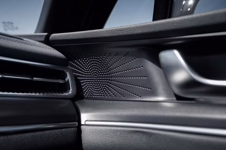 Ở thế hệ mới, Kia K5 còn được tăng đáng kể về kích thước vì dùng cơ sở gầm bệ N3 mới chung với Hyundai Sonata 2020. Theo đó, xe sở hữu chiều dài 4.905 mm, rộng 1.860 mm, cao 1.445 mm và chiều dài cơ sở 2.850 mm. So với thế hệ cũ, xe dài hơn 50 mm, rộng hơn 25 mm và thấp hơn 20 mm. Sự thay đổi này mang đến không gian nội thất rộng rãi hơn cho mẫu sedan Hàn Quốc.