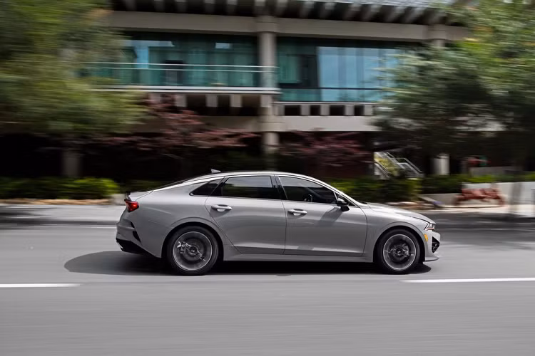 Trong khi đó, 4 bản trang bị còn lại của Kia K5 2021 tại thị trường Mỹ sử dụng động cơ xăng 4 xi-lanh, tăng áp, dung tích 1,6 lít với công suất tối đa 180 mã lực và mô-men xoắn cực đại 264 Nm. Động cơ này đồng hành cùng hộp số tự động 8 cấp mới.