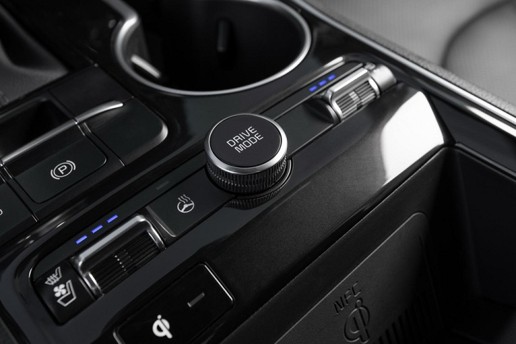 Về thiết kế, Kia K5 2021 tại thị trường Mỹ không khác biệt nhiều so với xe ở Hàn Quốc. Được áp dụng định hướng thiết kế táo bạo mới của hãng Kia, K5 2021 chính là một trong những mẫu sedan cỡ trung ấn tượng nhất trên thị trường hiện nay.