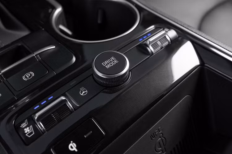 Về thiết kế, Kia K5 2021 tại thị trường Mỹ không khác biệt nhiều so với xe ở Hàn Quốc. Được áp dụng định hướng thiết kế táo bạo mới của hãng Kia, K5 2021 chính là một trong những mẫu sedan cỡ trung ấn tượng nhất trên thị trường hiện nay.