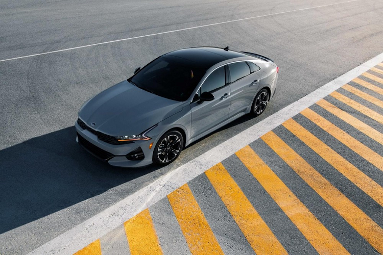 Tại thị trường Mỹ, Kia K5 GT 2021 sẽ là đối thủ đáng gờm của Toyota Camry XSE được trang bị động cơ xăng V6, dung tích 3,5 lít, sản sinh công suất tối đa 301 mã lực. Như vậy, so với Toyota Camry XSE, Kia K5 GT 2021 yếu hơn một chút. Bù lại, Kia K5 GT 2021 mạnh hơn đối thủ Honda Accord vốn sở hữu mức công suất cao nhất là 252 mã lực.