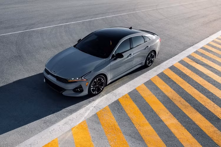 Tại thị trường Mỹ, Kia K5 GT 2021 sẽ là đối thủ đáng gờm của Toyota Camry XSE được trang bị động cơ xăng V6, dung tích 3,5 lít, sản sinh công suất tối đa 301 mã lực. Như vậy, so với Toyota Camry XSE, Kia K5 GT 2021 yếu hơn một chút. Bù lại, Kia K5 GT 2021 mạnh hơn đối thủ Honda Accord vốn sở hữu mức công suất cao nhất là 252 mã lực.