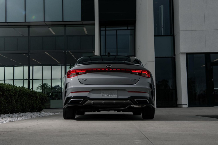 Những tính năng thông minh khác của Kia K5 thế hệ mới bao gồm khởi động máy và điều hòa điều khiển từ xa cũng như hệ thống đèn viền Sound of Nature với 6 chủ đề khác nhau, được thiết kế để mang đến cảm giác yên bình cho hành khách. Trong khi đó, hệ thống Active Sound Design có tác dụng "cung cấp trải nghiệm âm thanh sôi động hơn bằng cách tăng cường tiếng tăng tốc động cơ và chuyển số".