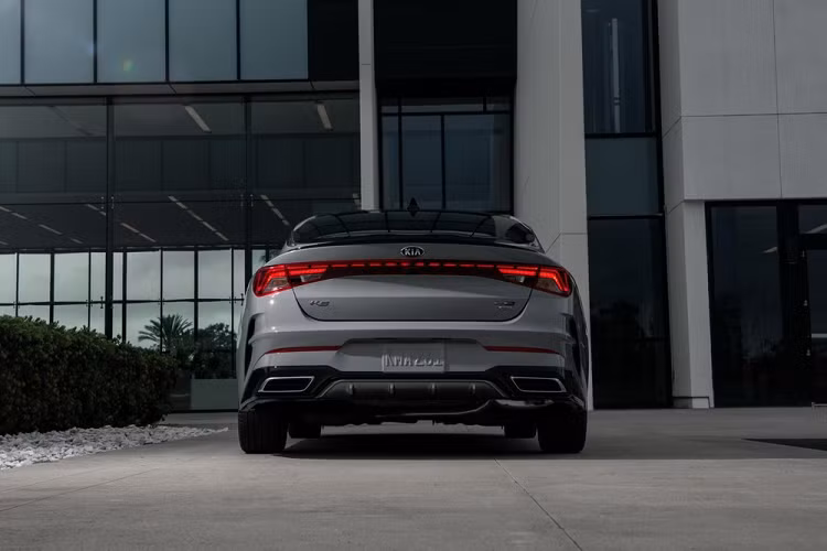 Những tính năng thông minh khác của Kia K5 thế hệ mới bao gồm khởi động máy và điều hòa điều khiển từ xa cũng như hệ thống đèn viền Sound of Nature với 6 chủ đề khác nhau, được thiết kế để mang đến cảm giác yên bình cho hành khách. Trong khi đó, hệ thống Active Sound Design có tác dụng "cung cấp trải nghiệm âm thanh sôi động hơn bằng cách tăng cường tiếng tăng tốc động cơ và chuyển số".