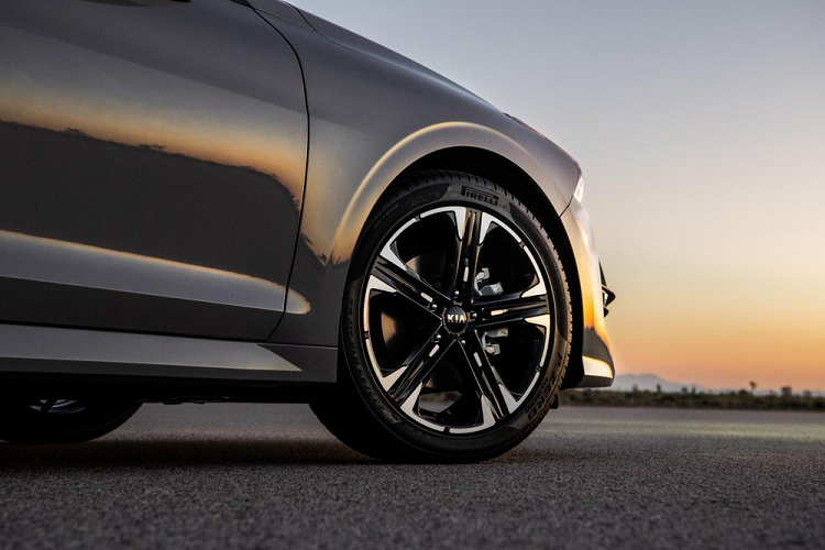 Ngoài ra, Kia K5 mới còn có hệ thống định vị với dữ liệu giao thông thời gian thực, ra lệnh bằng giọng nói tự nhiên và sạc điện thoại thông minh không dây. Thêm vào đó là những vật liệu cách âm và kính lái mới, mang đến nội thất yên tĩnh, thoải mái hơn cho người ngồi bên trong.