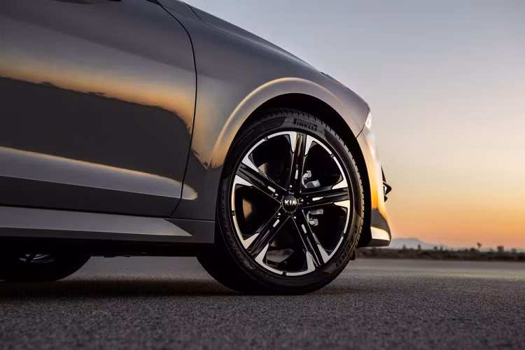 Ngoài ra, Kia K5 mới còn có hệ thống định vị với dữ liệu giao thông thời gian thực, ra lệnh bằng giọng nói tự nhiên và sạc điện thoại thông minh không dây. Thêm vào đó là những vật liệu cách âm và kính lái mới, mang đến nội thất yên tĩnh, thoải mái hơn cho người ngồi bên trong.